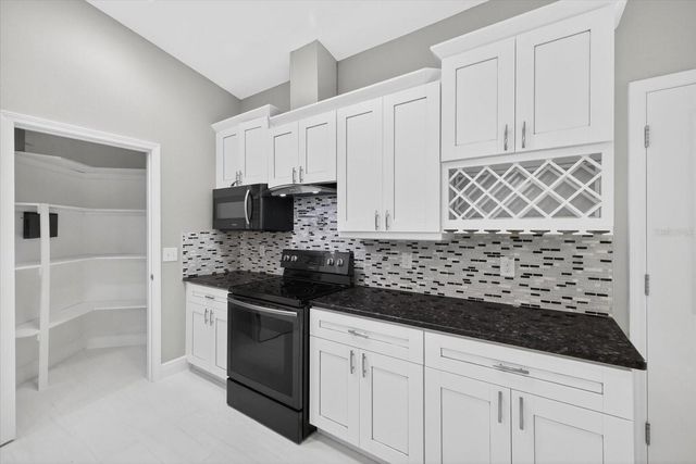 8914 N LYNN AVENUE, Tampa, FL 33604