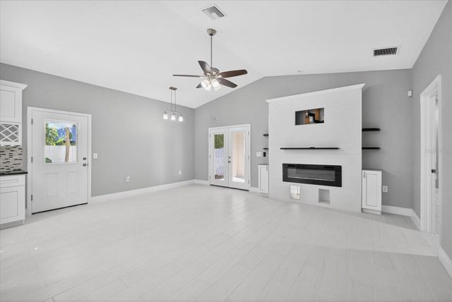 8914 N LYNN AVENUE, Tampa, FL 33604