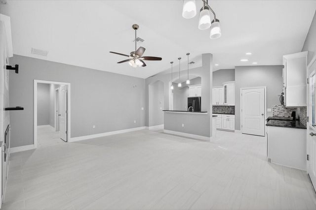 8914 N LYNN AVENUE, Tampa, FL 33604