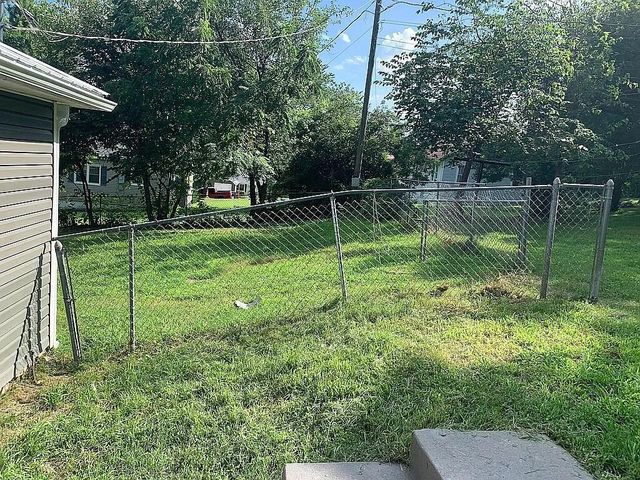 106 Mountain St Street, Cassville, MO 65625