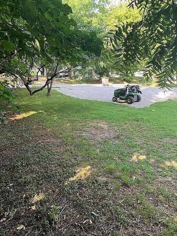 106 Mountain St Street, Cassville, MO 65625