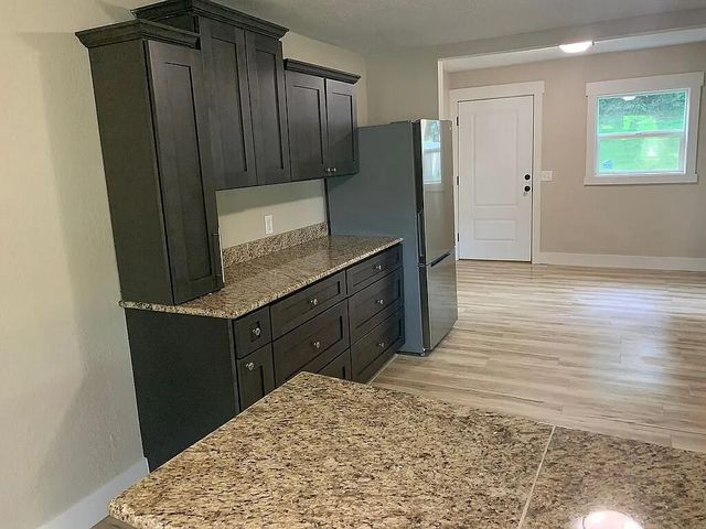 106 Mountain St Street, Cassville, MO 65625