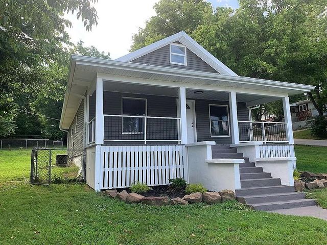 106 Mountain St Street, Cassville, MO 65625