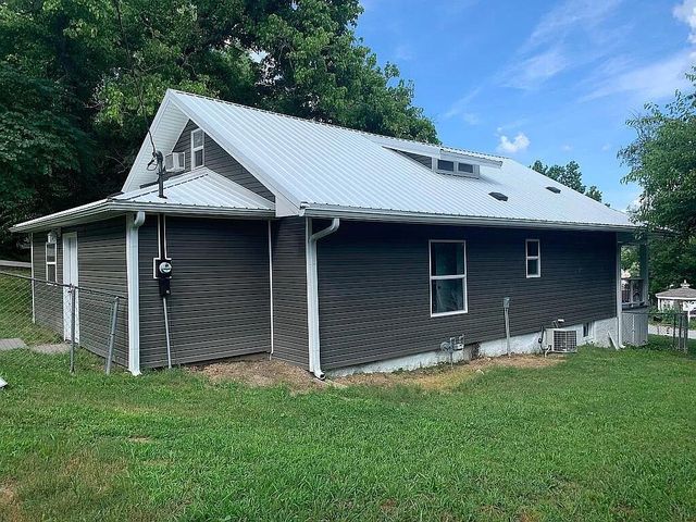 106 Mountain St Street, Cassville, MO 65625