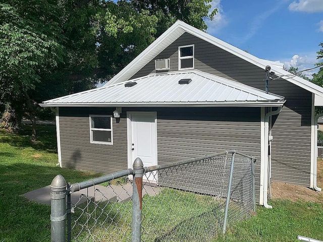 106 Mountain St Street, Cassville, MO 65625