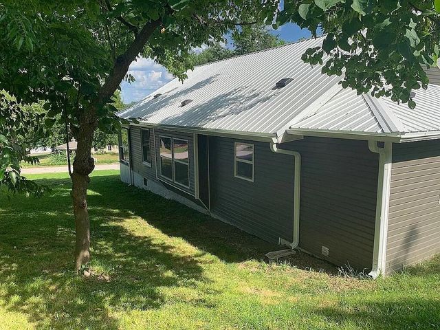 106 Mountain St Street, Cassville, MO 65625