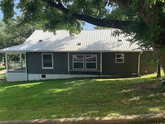 106 Mountain St Street, Cassville, MO 65625