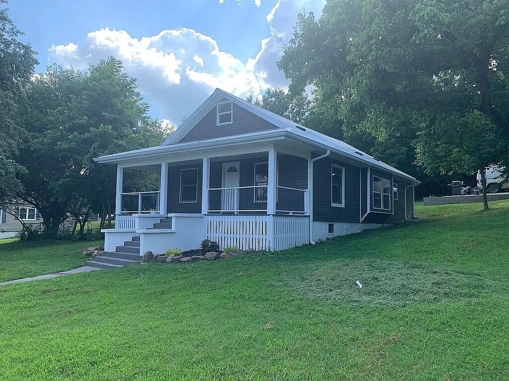 106 Mountain St Street, Cassville, MO 65625