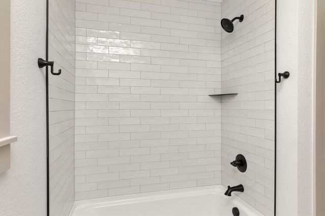 196 E Bridge Circle, Polk City, IA 50226