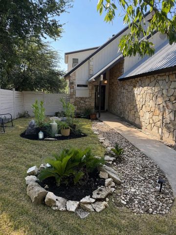 400 N Laurelwood DR, Austin, TX 78733
