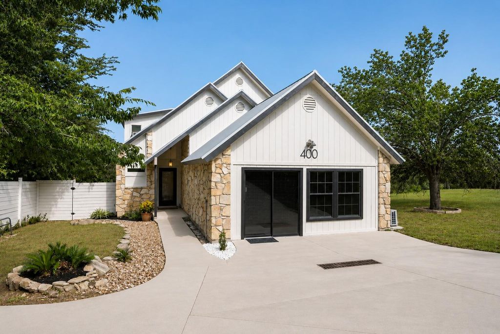 400 N Laurelwood DR, Austin, TX 78733