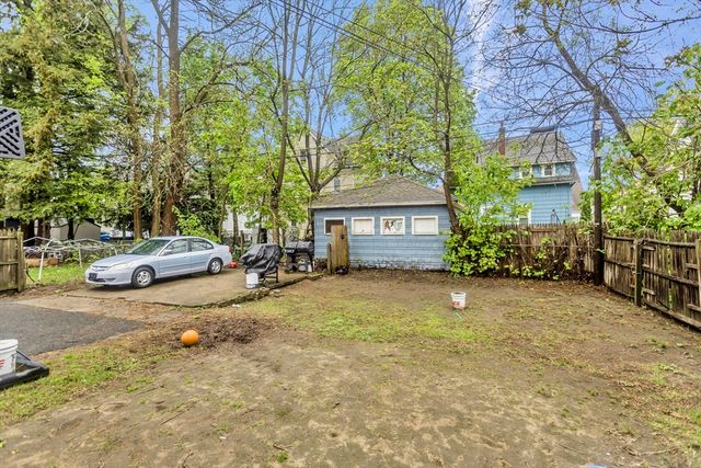 78 Whittier St, Springfield, MA 01108