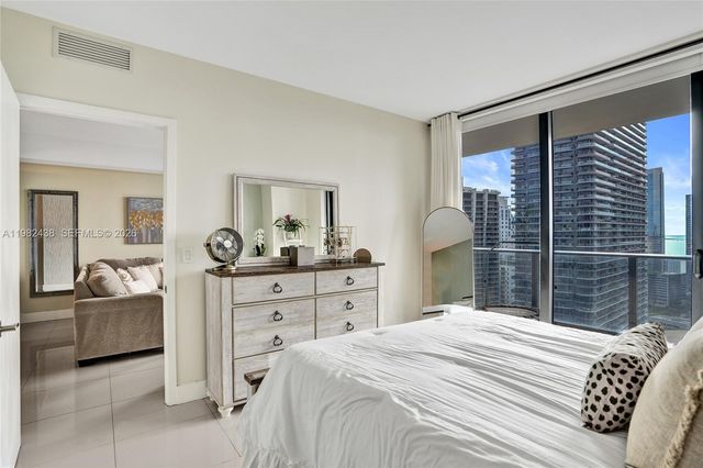 45 SW 9th St 4004, Miami, FL 33130