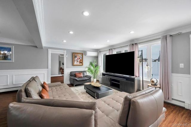 54 Abbot Lane, Hicksville, NY 11801