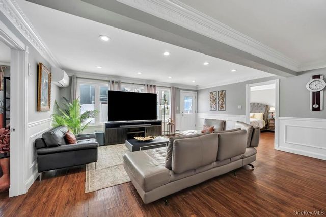 54 Abbot Lane, Hicksville, NY 11801