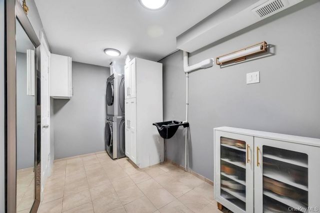 54 Abbot Lane, Hicksville, NY 11801