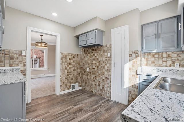 6640 Yinger Avenue, Dearborn, MI 48126