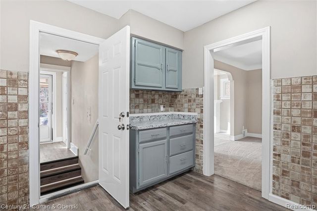 6640 Yinger Avenue, Dearborn, MI 48126