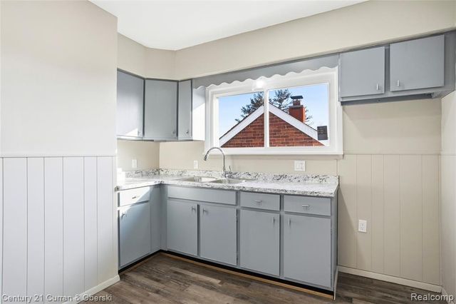 6640 Yinger Avenue, Dearborn, MI 48126