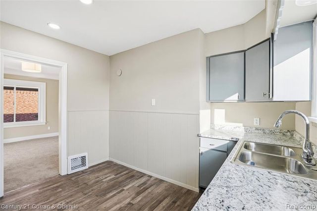 6640 Yinger Avenue, Dearborn, MI 48126