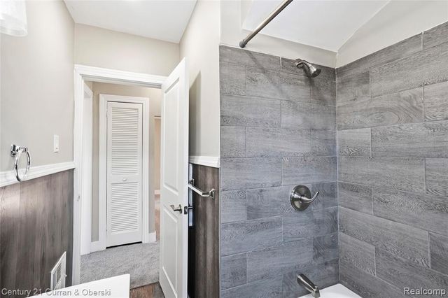 6640 Yinger Avenue, Dearborn, MI 48126
