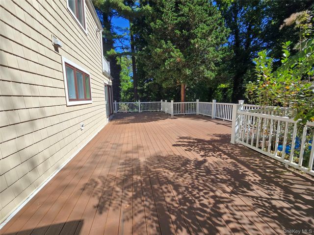 32 Valley Road, Old Westbury, NY 11568