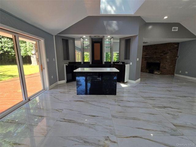 32 Valley Road, Old Westbury, NY 11568