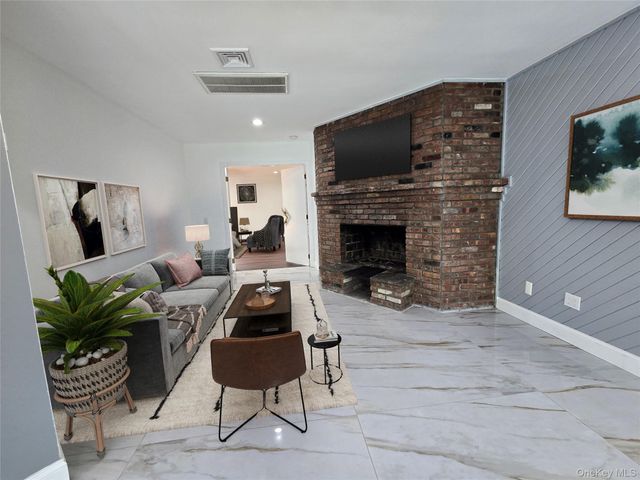 32 Valley Road, Old Westbury, NY 11568