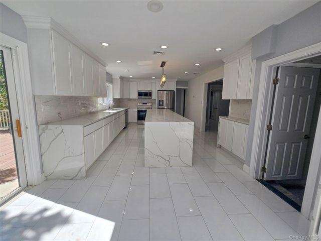 32 Valley Road, Old Westbury, NY 11568