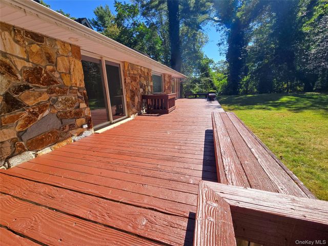 32 Valley Road, Old Westbury, NY 11568