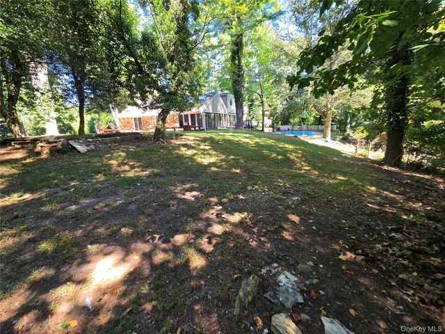 32 Valley Road, Old Westbury, NY 11568