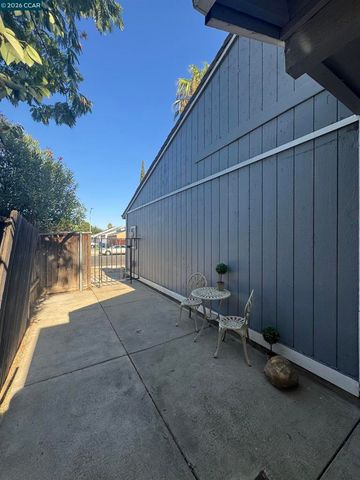 7516 Whisperwillow Dr, Sacramento, CA 95828