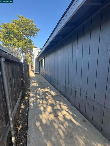 7516 Whisperwillow Dr, Sacramento, CA 95828