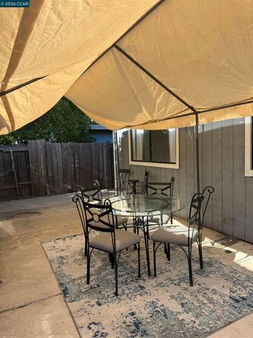 7516 Whisperwillow Dr, Sacramento, CA 95828