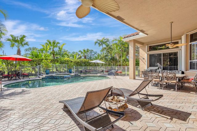911 Forest Glen Lane, Wellington, FL 33414