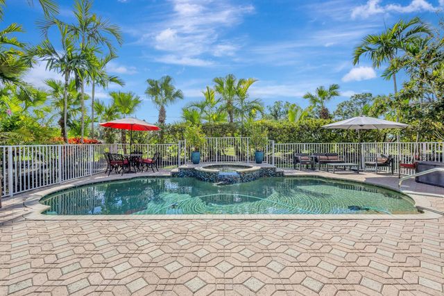 911 Forest Glen Lane, Wellington, FL 33414
