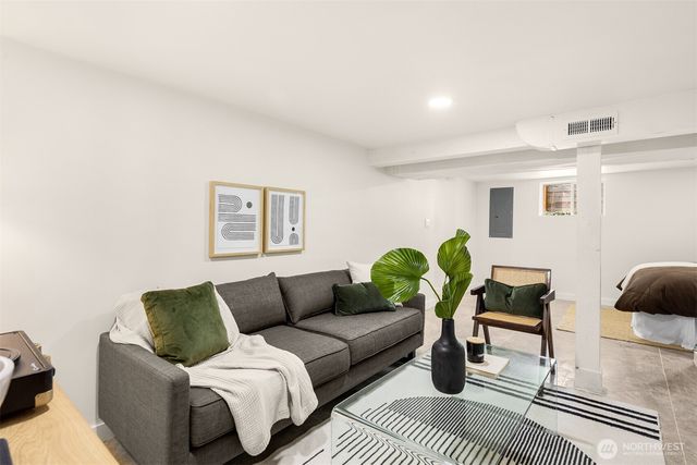 935 N 92nd Street, Seattle, WA 98103