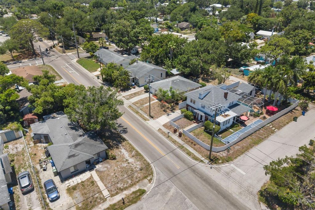 Image 4 of property listing at 808 26TH STREET W, Bradenton, FL 34205