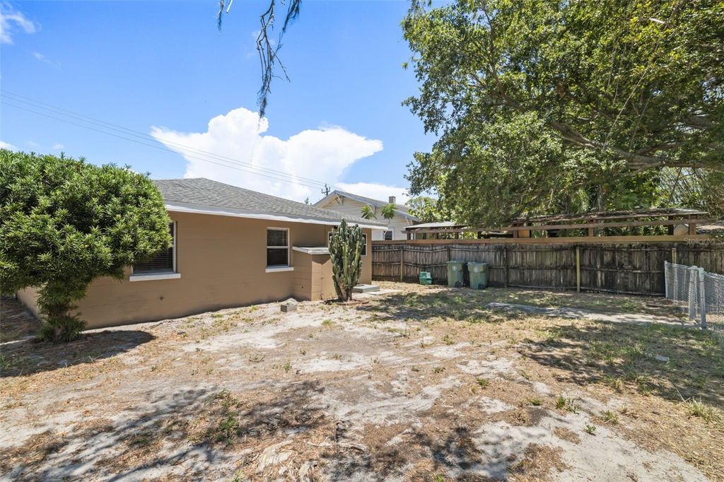 Image 33 of property listing at 808 26TH STREET W, Bradenton, FL 34205