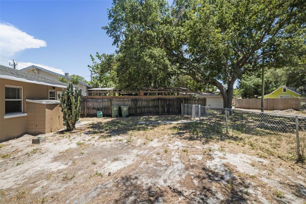 Image 34 of property listing at 808 26TH STREET W, Bradenton, FL 34205
