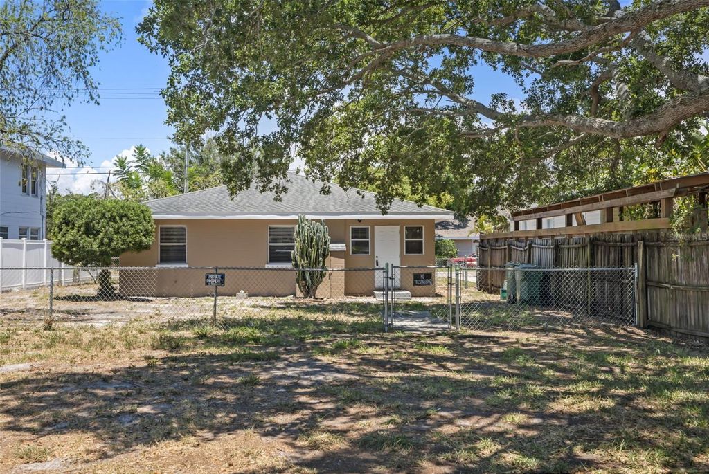 Image 36 of property listing at 808 26TH STREET W, Bradenton, FL 34205