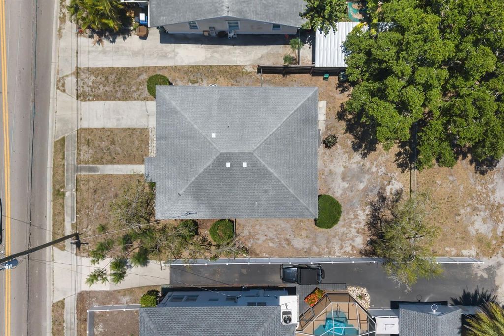 Image 37 of property listing at 808 26TH STREET W, Bradenton, FL 34205