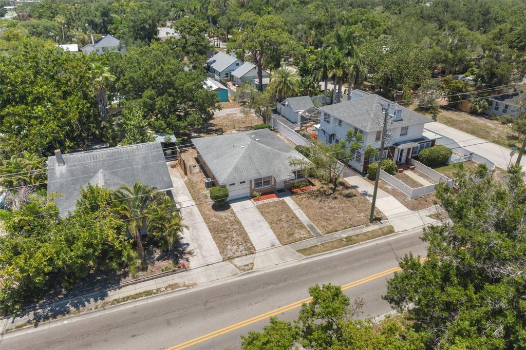 Image 38 of property listing at 808 26TH STREET W, Bradenton, FL 34205