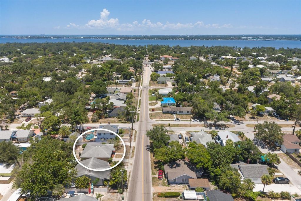 Image 39 of property listing at 808 26TH STREET W, Bradenton, FL 34205