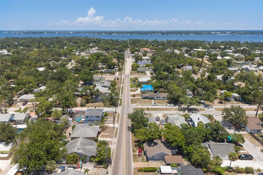 Image 40 of property listing at 808 26TH STREET W, Bradenton, FL 34205