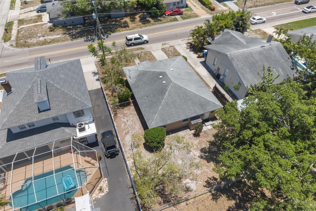 Image 5 of property listing at 808 26TH STREET W, Bradenton, FL 34205