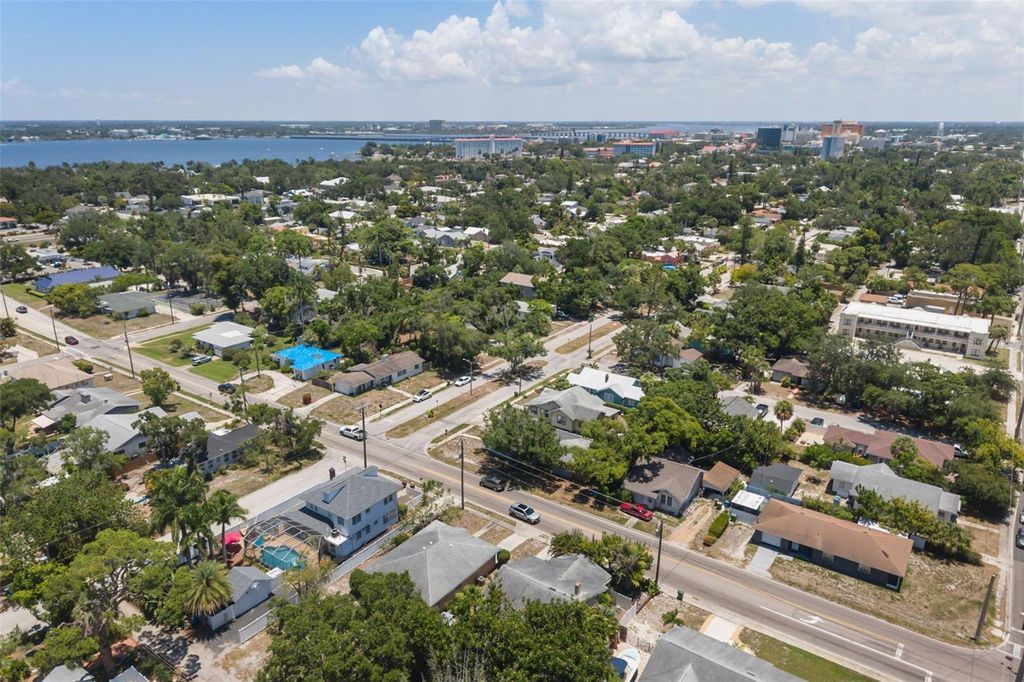 Image 41 of property listing at 808 26TH STREET W, Bradenton, FL 34205