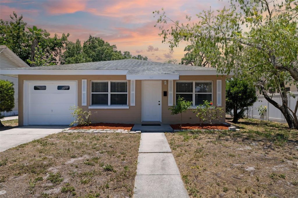 Image 43 of property listing at 808 26TH STREET W, Bradenton, FL 34205
