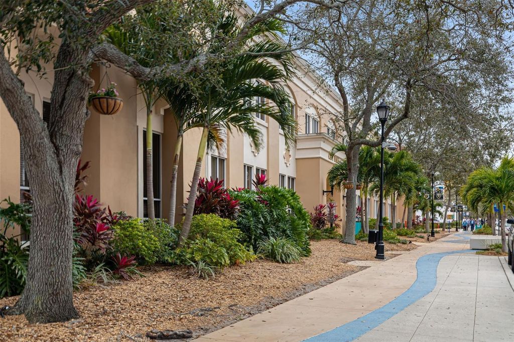 Image 45 of property listing at 808 26TH STREET W, Bradenton, FL 34205