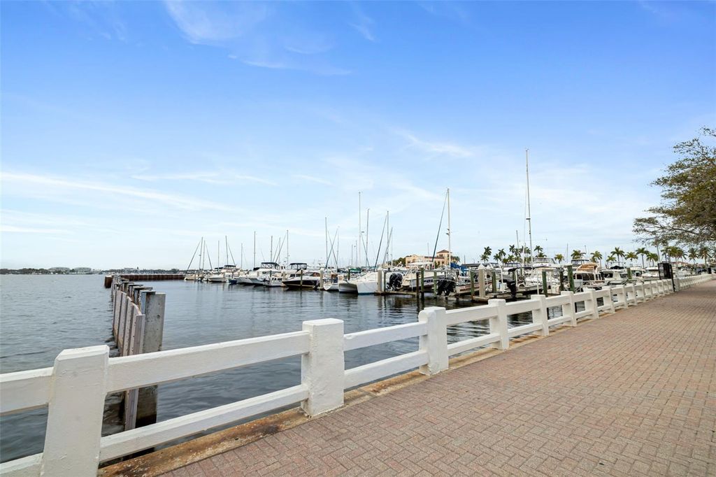 Image 46 of property listing at 808 26TH STREET W, Bradenton, FL 34205